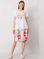 Biało-jasnoróżowa sukienka z printami Guinevere