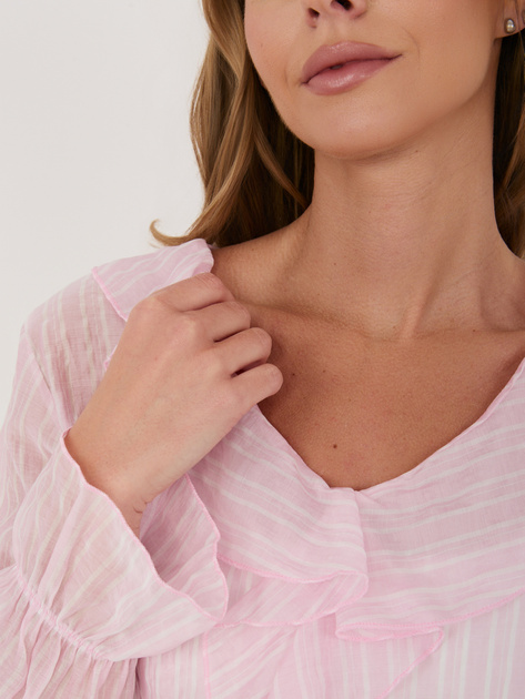 Jasnoróżowa elegancka bluzka z rękawem typu dzwon