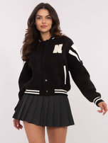 Hurt Czarna damska kurtka bomberka z naszywką