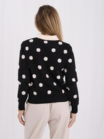 Černý elegantní svetr s puntíky.