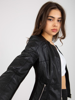 Hurtownia Czarna damska kurtka z ekoskóry z tłoczonym wzorem