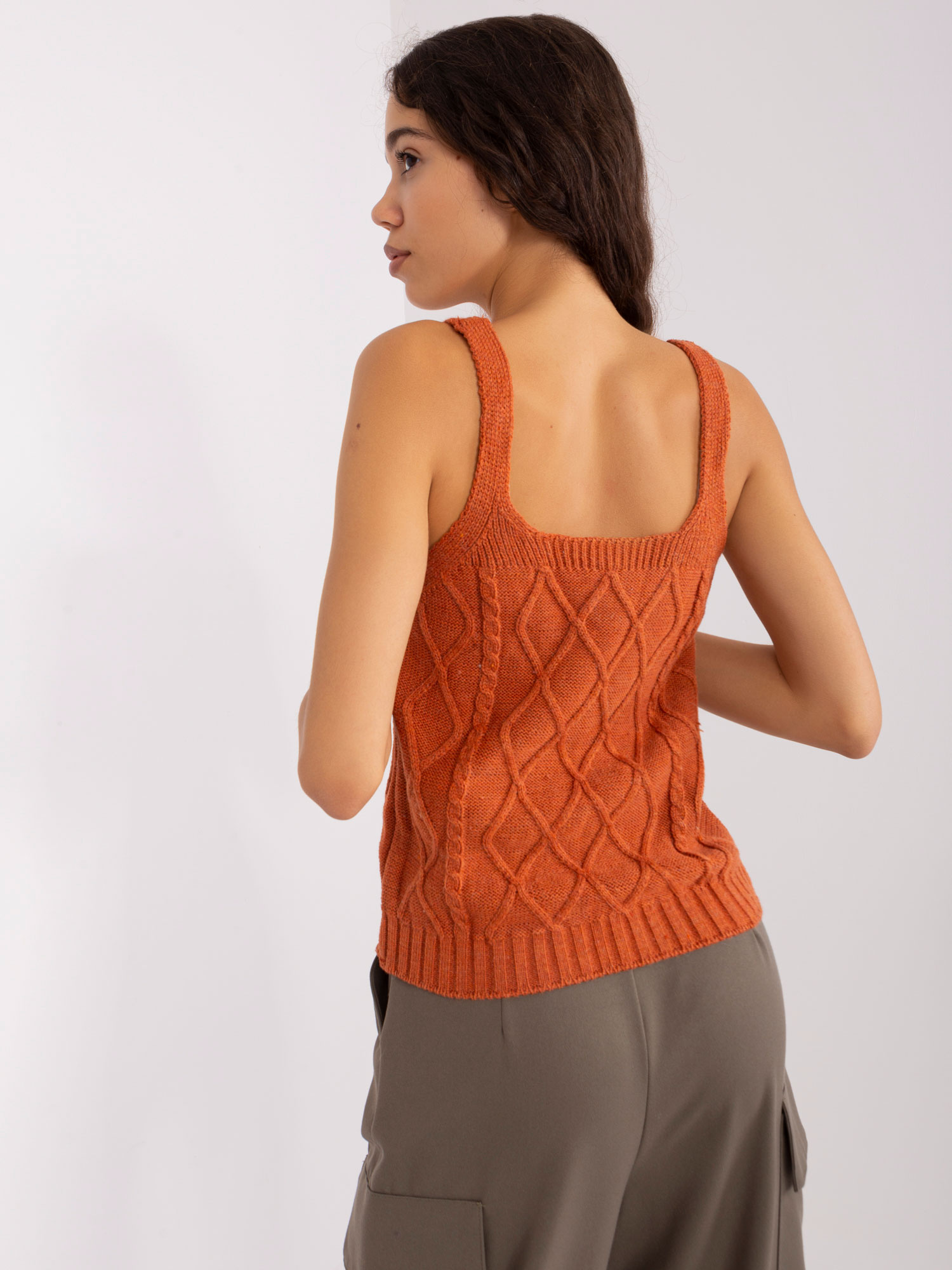 Tamsiai oranžinė komplektas su pūstais rankovėmis.