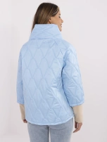 Hellesblau gesteppte Jacke mit langen Bündchen.