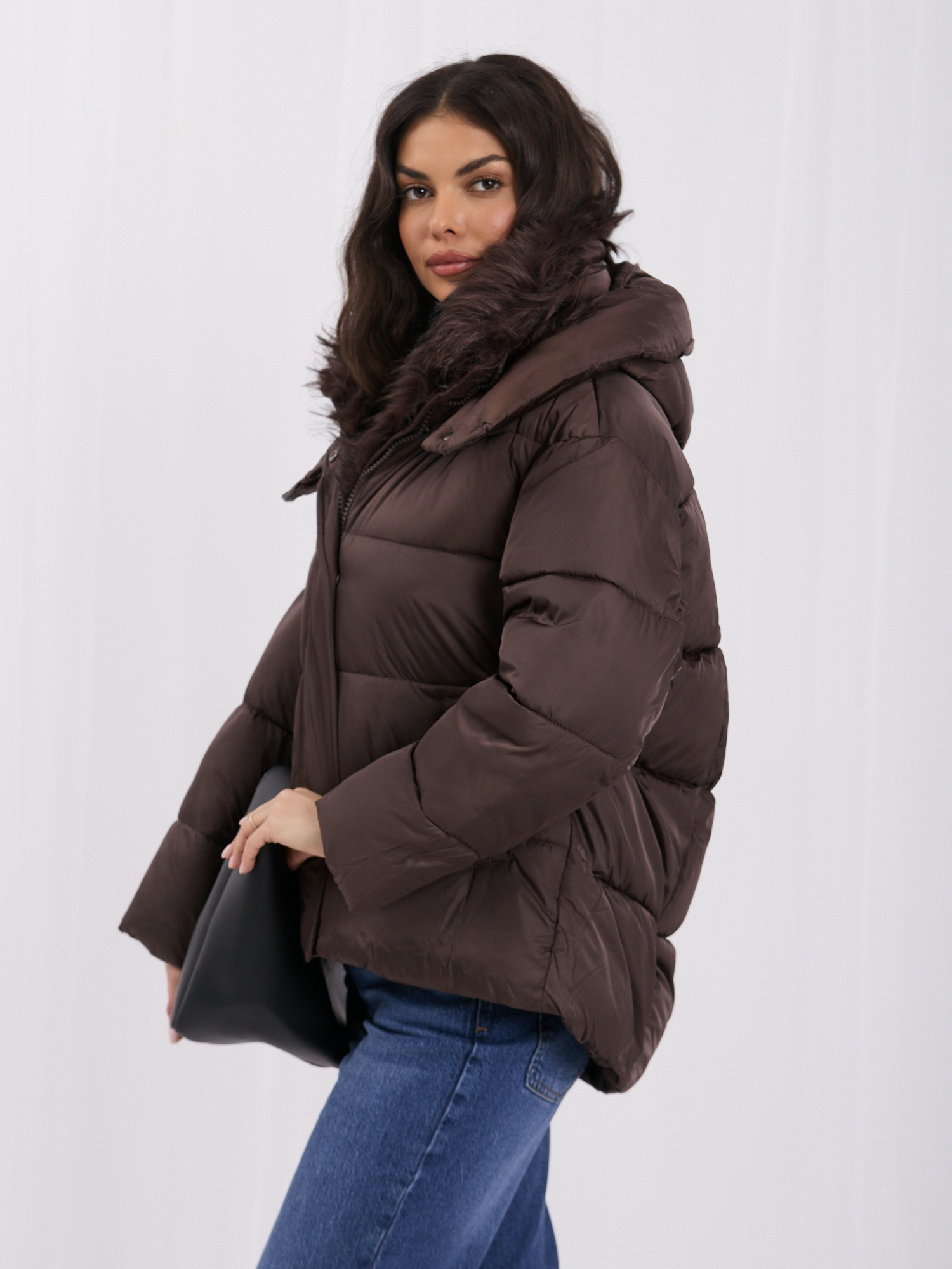 Schokoladenbraune Winterjacke mit Fell.