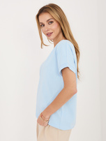 Jasnoniebieska bluzka basic z dekoltem V RUE PARIS 