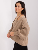 Dunkelbeige Set mit kurzer Strickjacke.