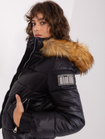 Hurt Czarna damska kurtka zimowa z naszywką 