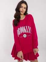 Malinowy dresowy komplet z plisowaną spódnicą