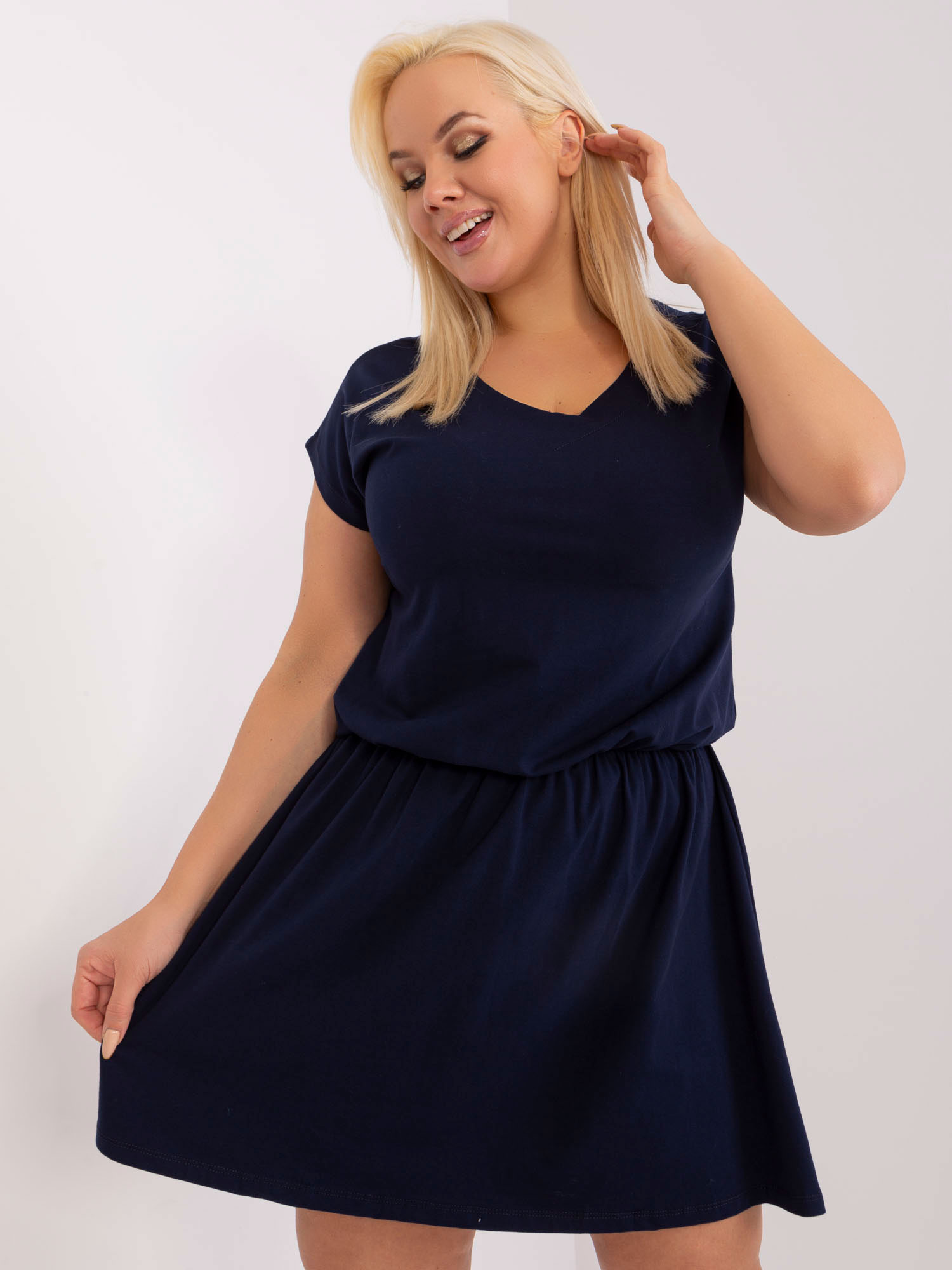 Granatowa basic sukienka plus size z gumką w pasie
