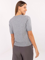 Grauer Damenpullover mit Perlen.
