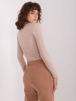 Hurtownia Beżowa damska bluzka w prążek BASIC FEEL GOOD