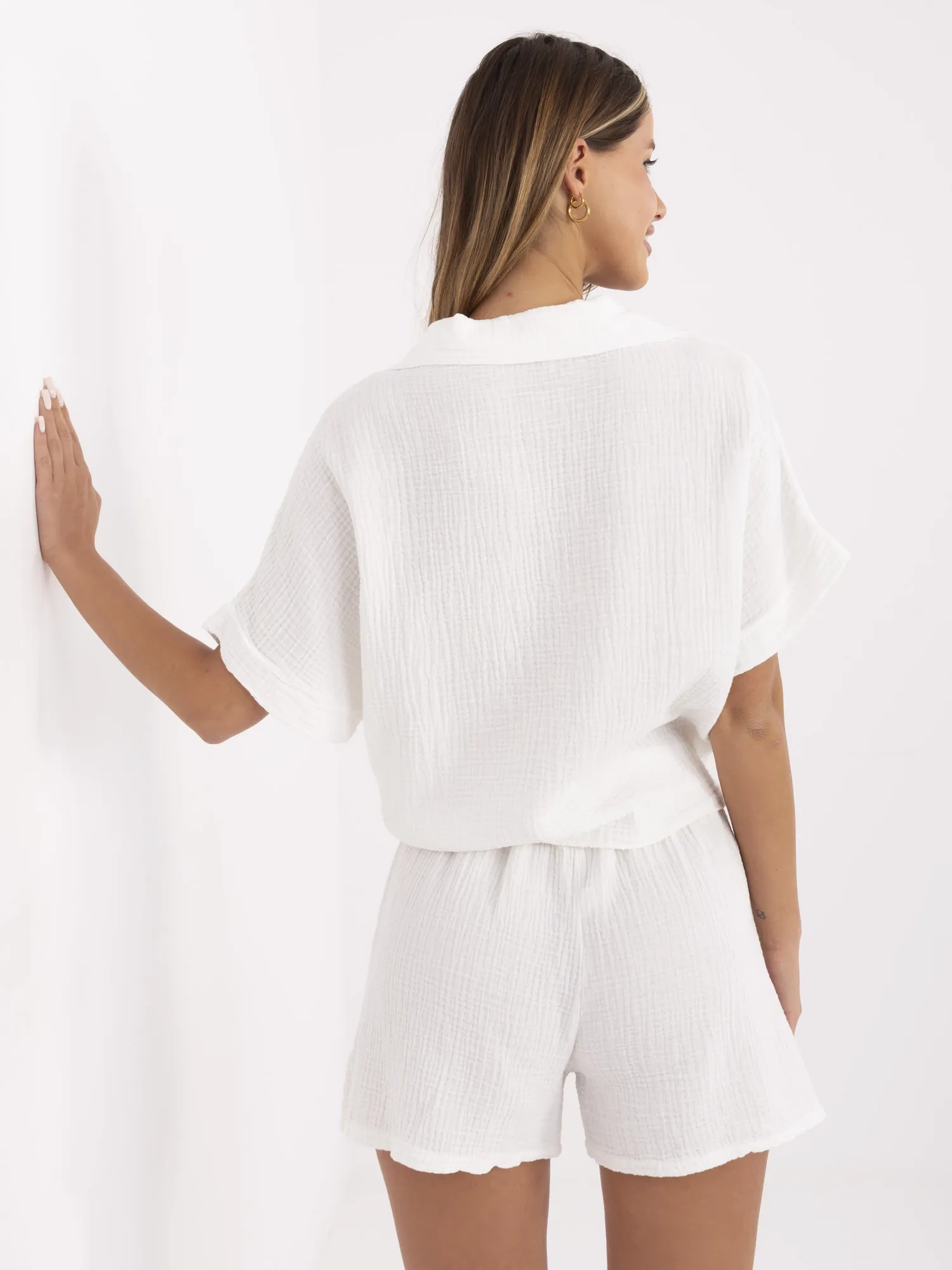 Weiße Musselinbluse aus dem Set.