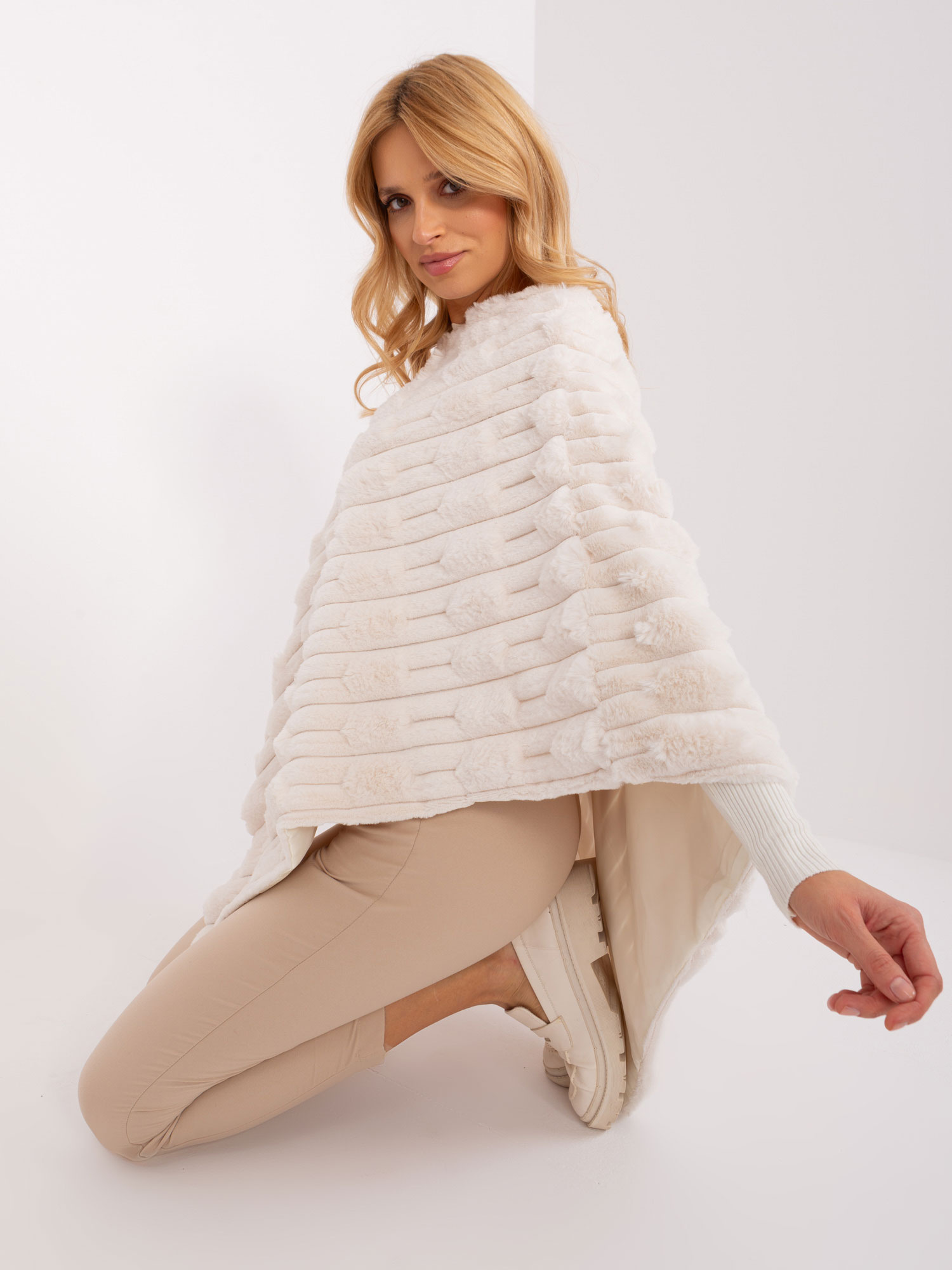 Hurtownia Ecru eleganckie poncho damskie