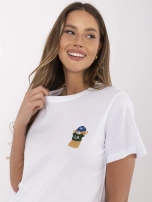 Biały damski t-shirt z wyhaftowanym misiem