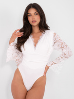 Białe damskie body z drapowaniem