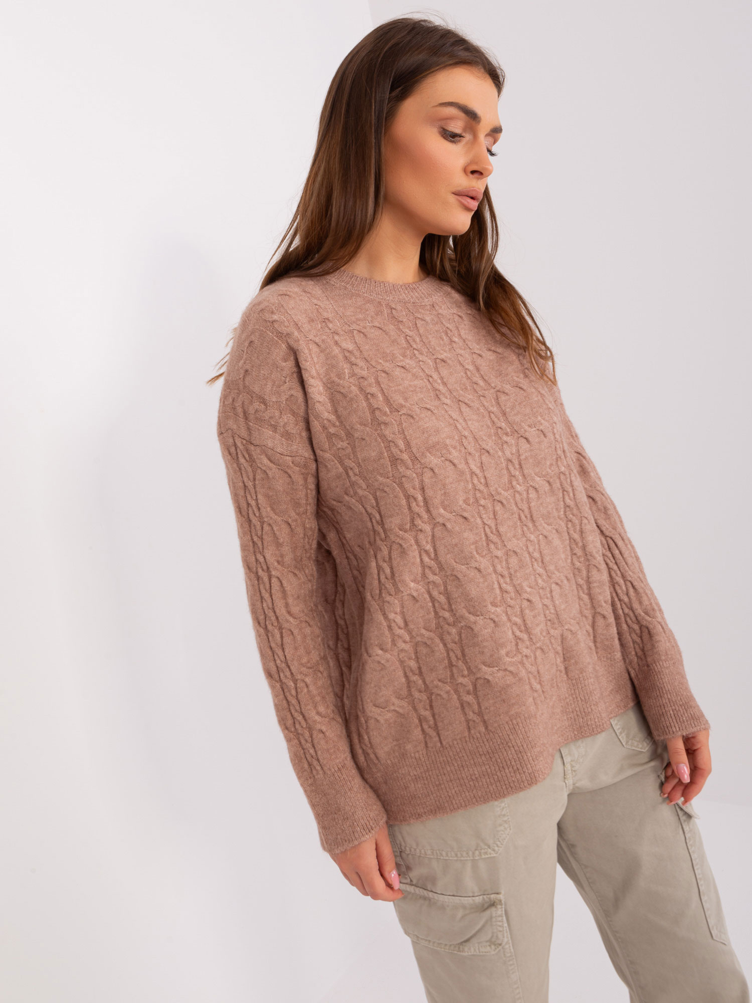 Hurt Ciemnobeżowy damski sweter z warkoczami  