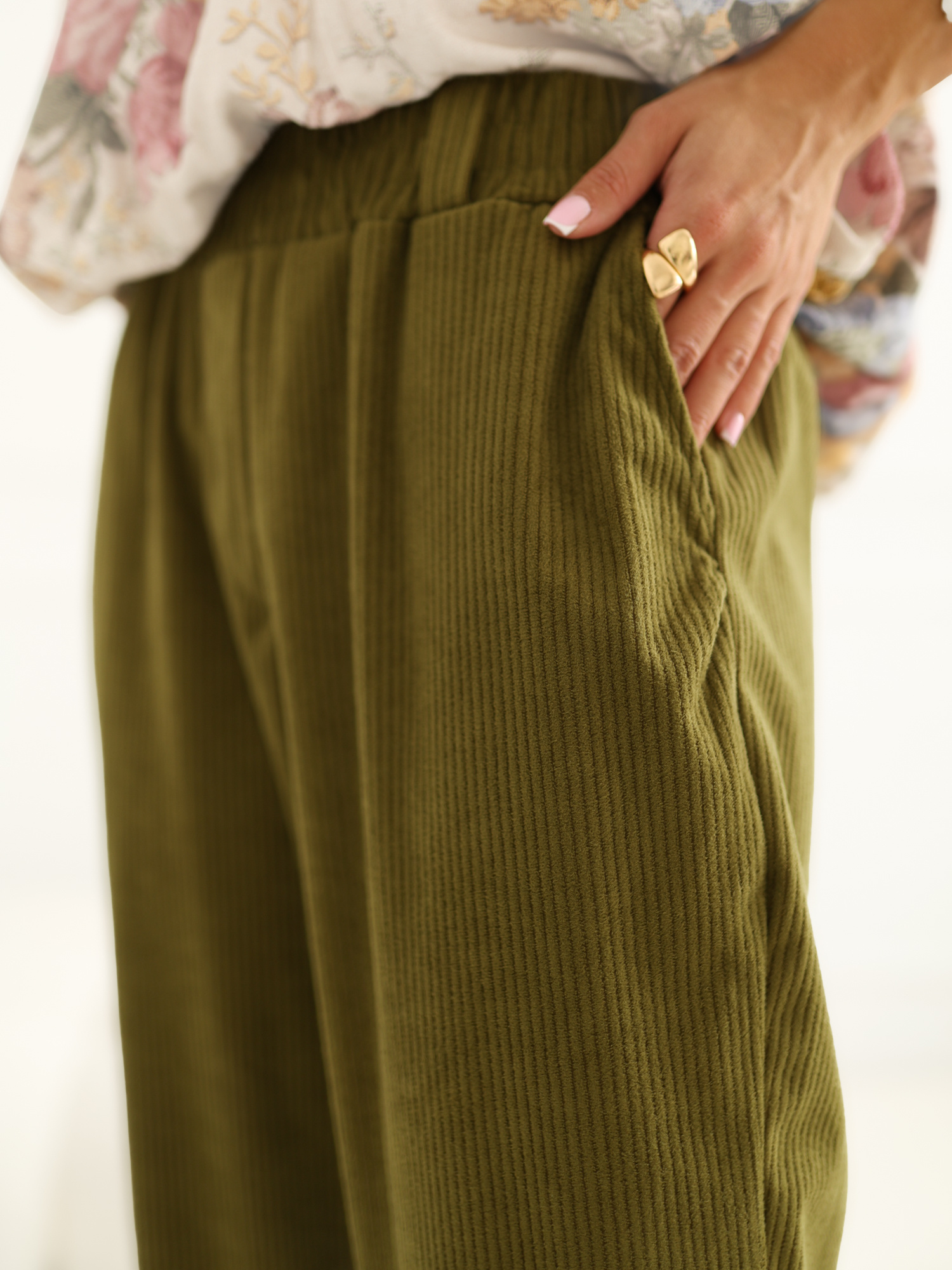 Oliwkowe sztruksowe spodnie bez zapięcia RUE PARIS 