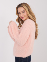 Jasnobrzoskwiniowy sweter z miękkiej dzianiny