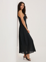 Czarna letnia sukienka na ramiączkach 