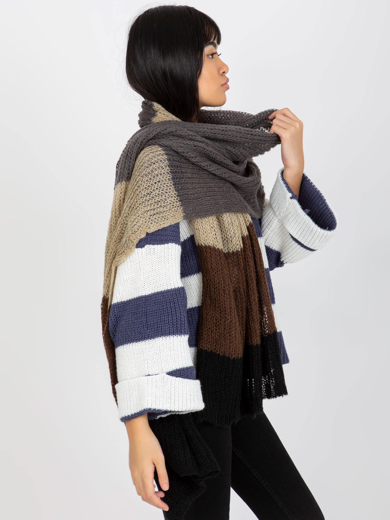 Hurt Juodai-rudas moteriškas žiemos šalikas iš mezgimo.