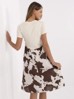 Jasnobeżowa letnia sukienka w zwierzęcy wzór