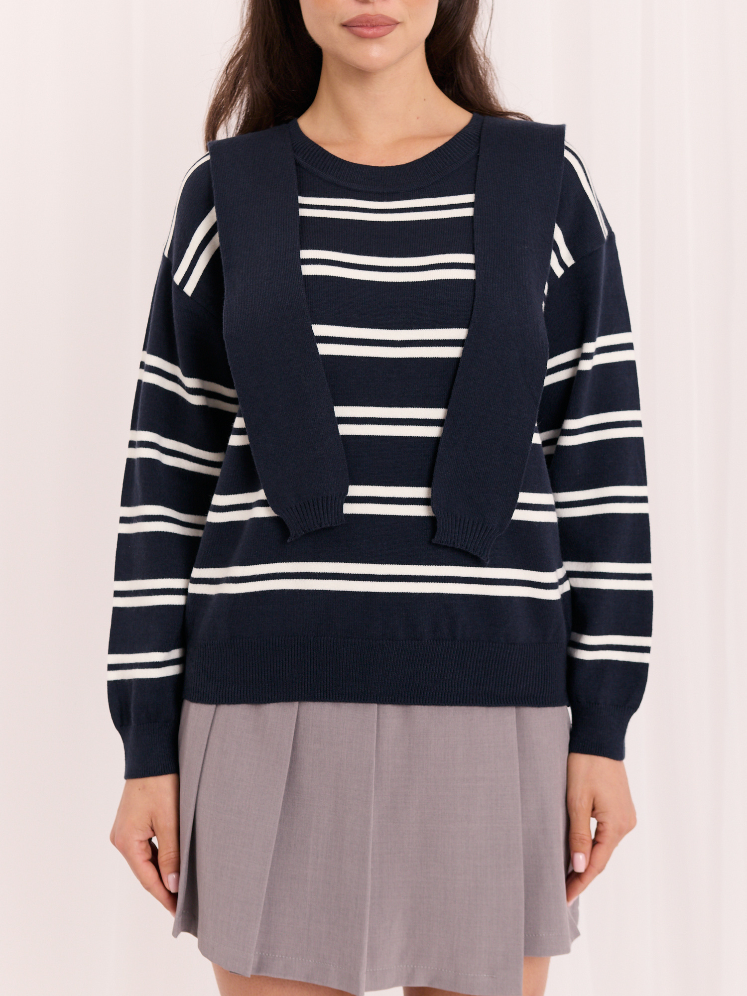 Granatowy damski sweter w paski w stylu old money