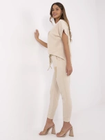 Beżowy casualowy komplet ze złotymi wstawkami