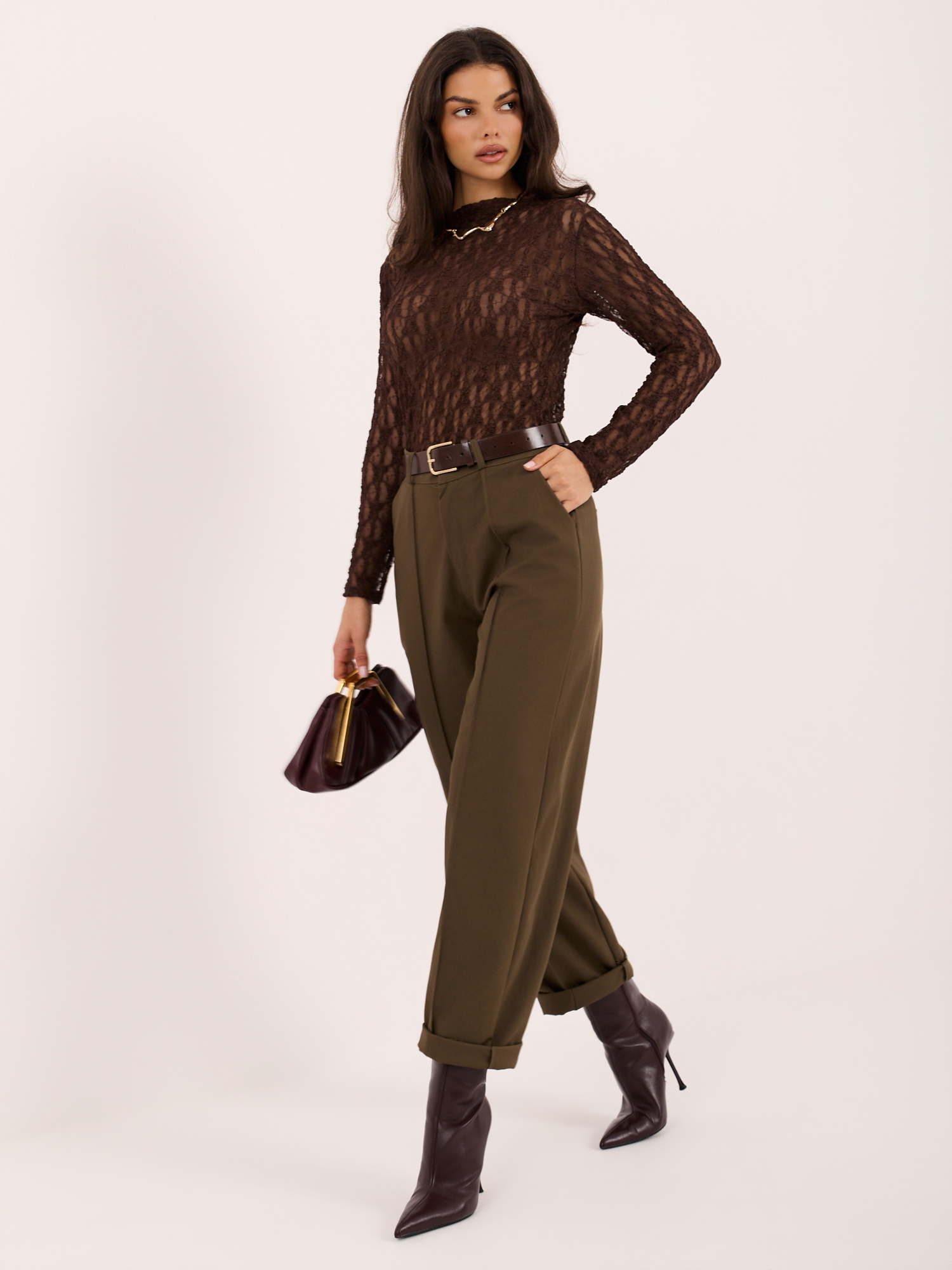 Khaki elegantné nohavice mrkvičkového strihu s pásom.