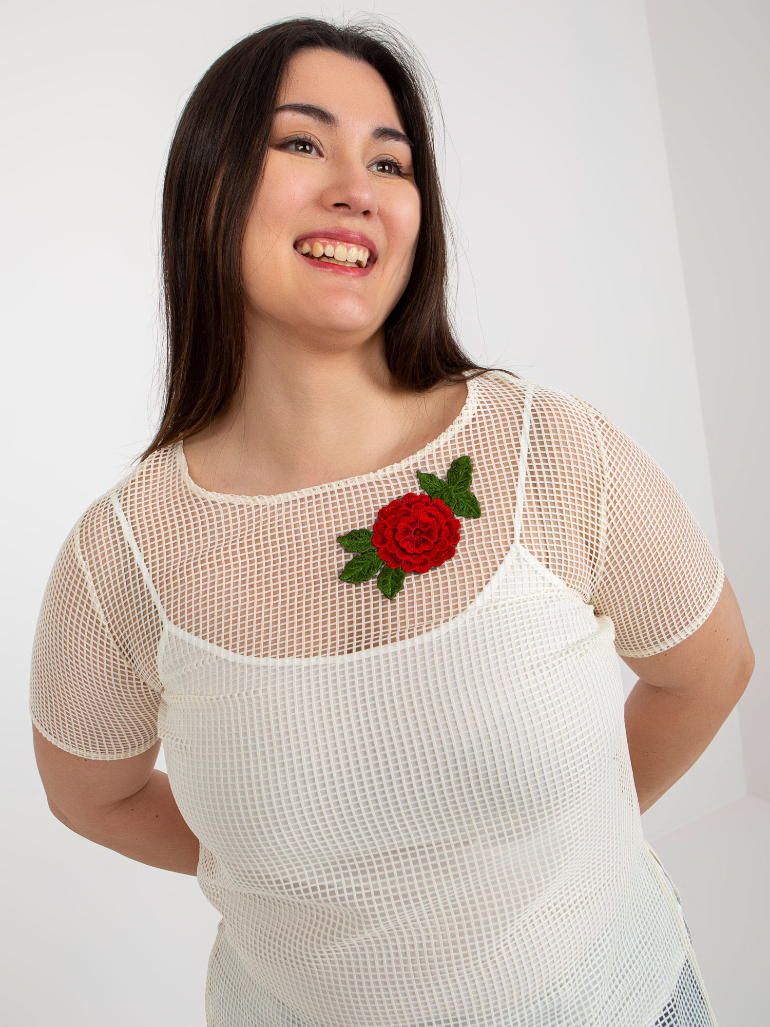Jasnobeżowa dwuczęściowa bluzka plus size z naszywką