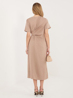 Ciemnobeżowa midi sukienka z krótkim rękawem