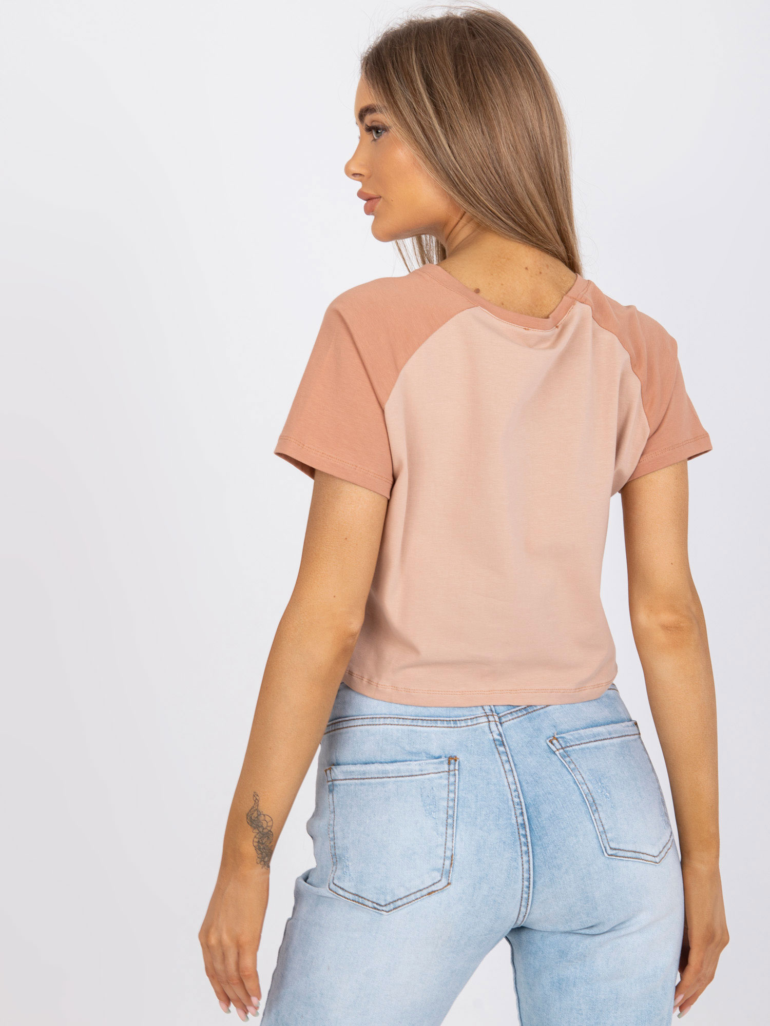 Beżowo-camelowy bawełniany t-shirt z nadrukiem 