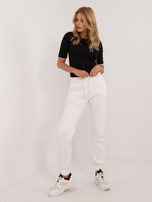 Ecru ocieplane spodnie dresowe ze ściągaczem