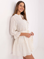 Jasnobeżowa haftowana sukienka z falbaną 