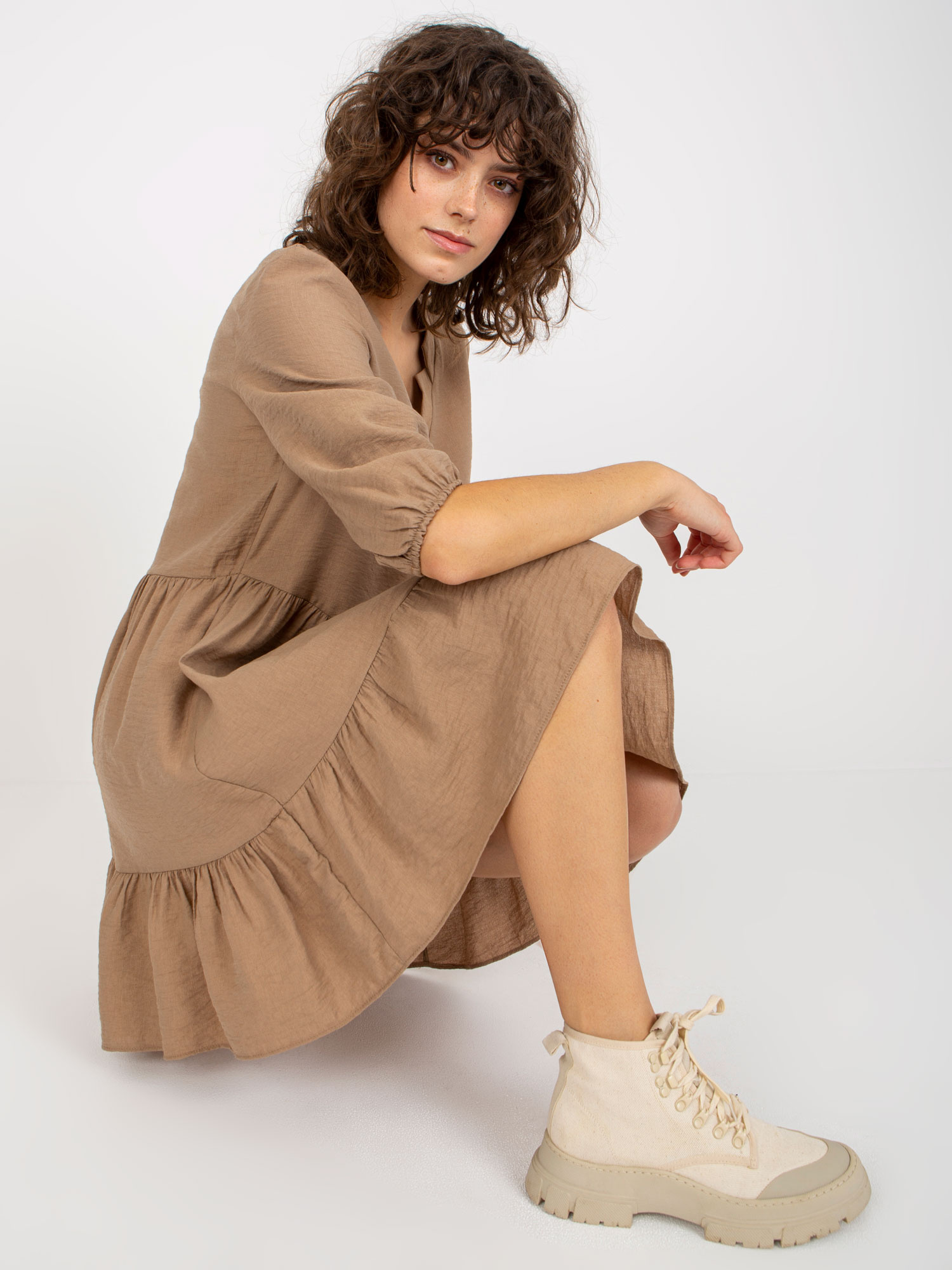Hurt Ciemnobeżowa luźna sukienka z falbaną i dekoltem V Harly 