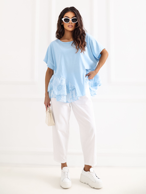 Jasnoniebieska damska bluzka z rozkloszowanym dołem
