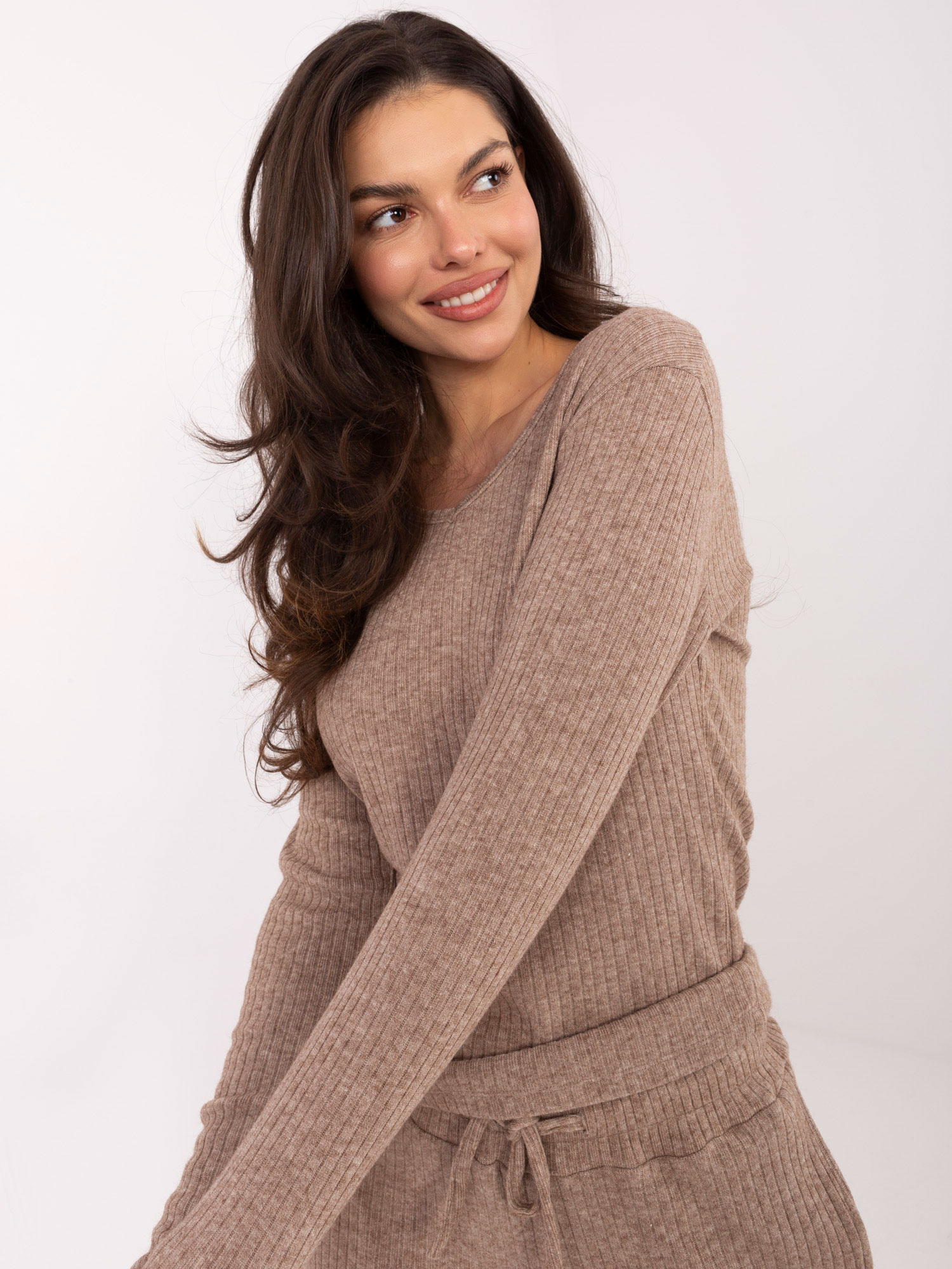 Sweter ciemny bezowy