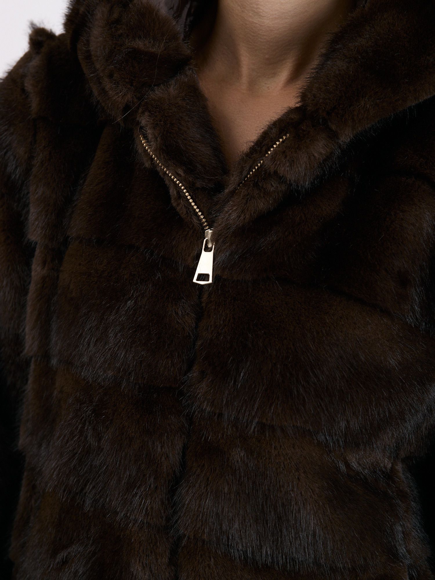 Braune kurze Felljacke mit Kapuze.
