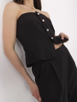 Černý dámský kostým s ozdobnými knoflíky.
