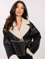 Schwarze kurze Jacke mit Knopfverschluss.