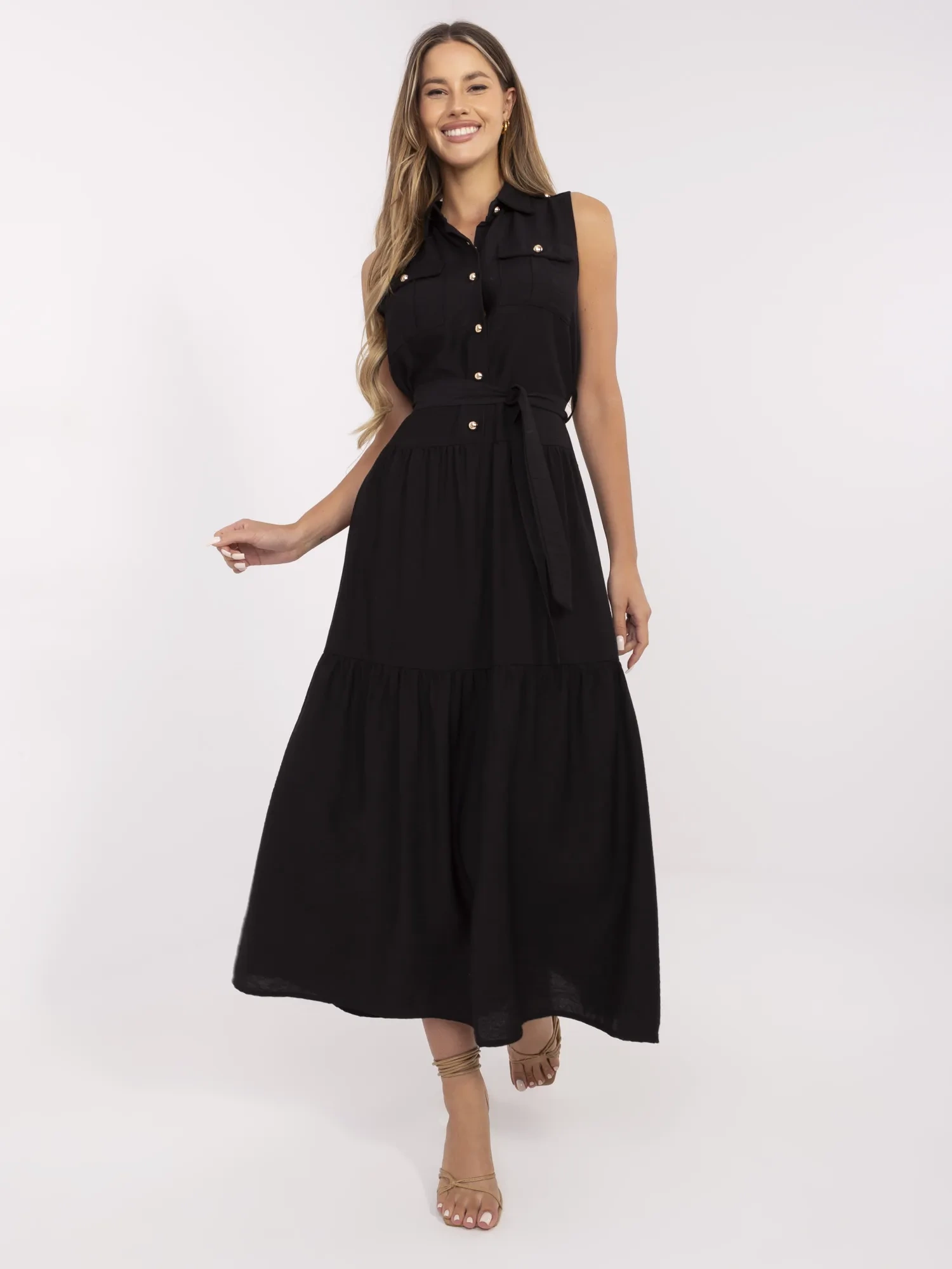Schwarzes Sommerkleid mit Taschen.