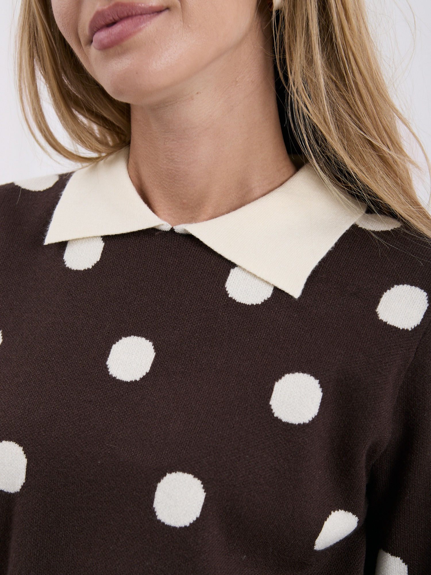 Brązowy damski sweter polo w grochy