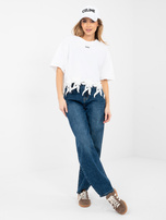 Weiße Oversize-Bluse mit Blumenapplikation.