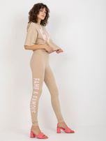 Hurt Beżowy komplet sportowy z napisami i legginsami