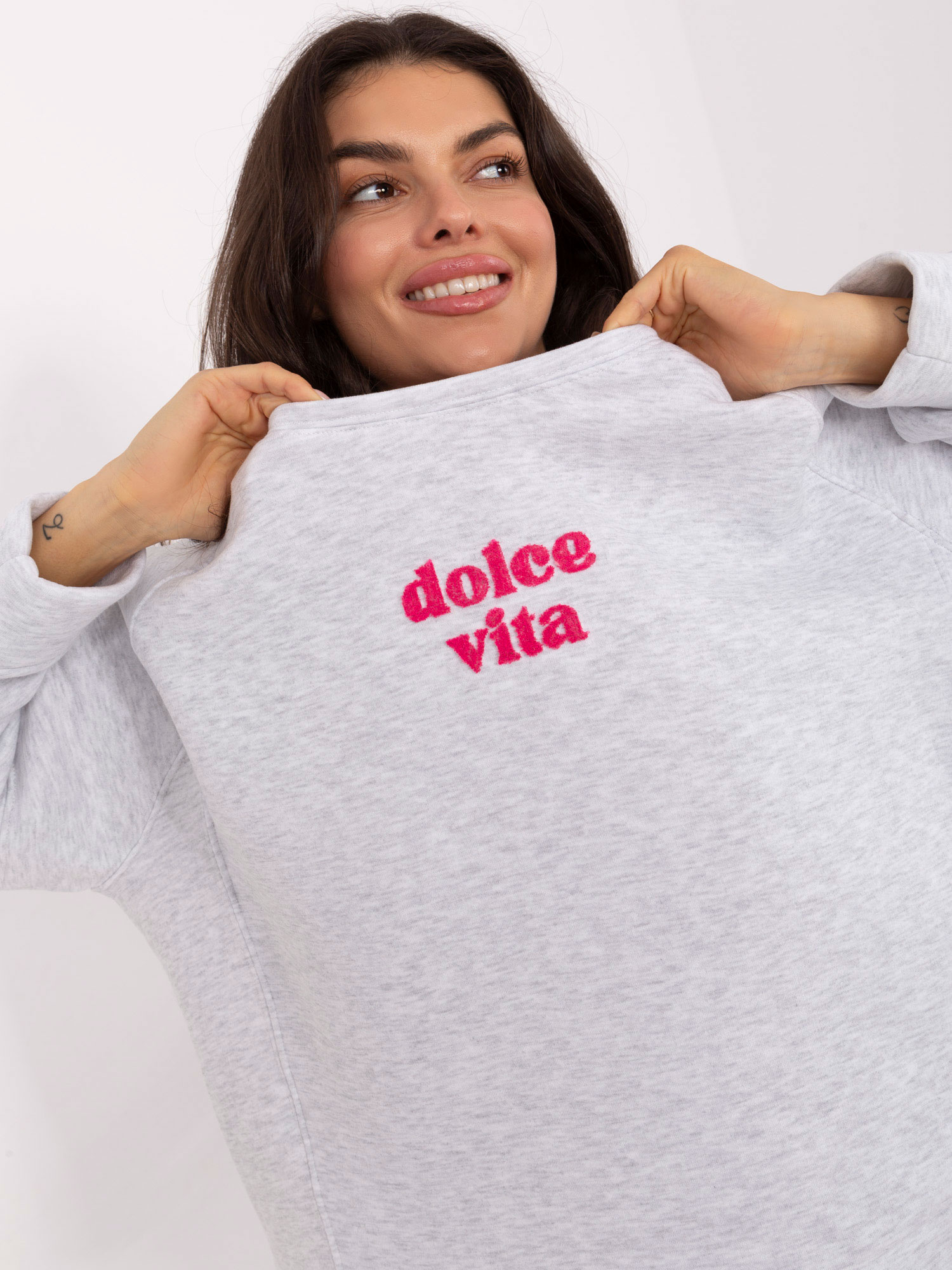 Světle šedá melírovaná oversized mikina s nápisem.