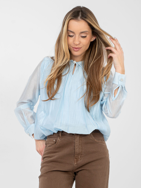 Jasnoniebieska elegancka bluzka z ozdobnym guzikiem
