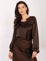 Czekoladowa elegancka bluzka z ozdobną różą