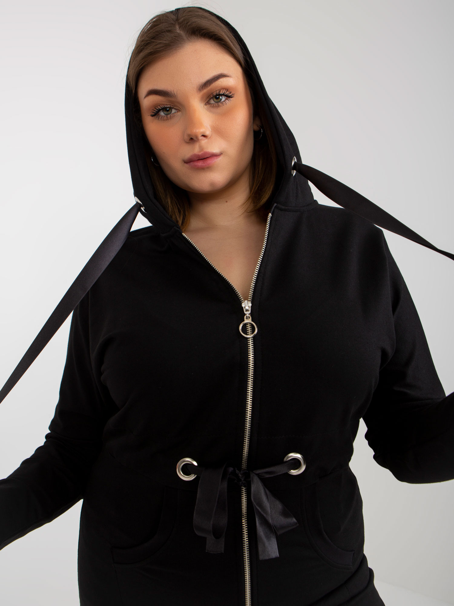 Czarna długa rozpinana bluza plus size ze ściągaczem