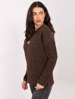 Brązowy prążkowany sweter z naszywką