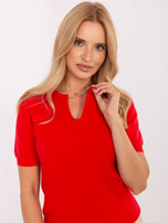 Roter Damenpullover mit V-Ausschnitt.