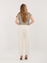 Hellebeige Stoffhose mit Gürtel.